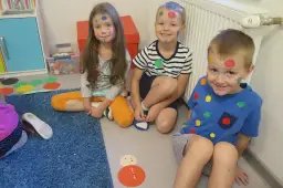 Jak ubrać dziecko na dzień kropki: Praktyczne porady dla rodziców