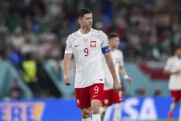 Robert Lewandowski w koszulce z numerem 9. Zastanawiasz się, ile zarabia Lewandowski na minutę?