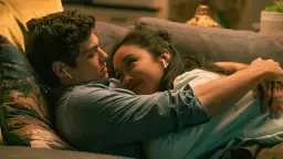 Lara Jean i Peter przytulają się na kanapie, słuchając muzyki. To scena z filmu "Do wszystkich chłopców których kochałam 3".