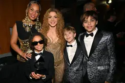 Shakira z synami, Milan (10 lat) i Sasha (8 lat), oraz Alicią Keys na gali Grammy.