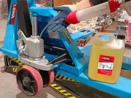 Jak dolać olej do lewarka i uniknąć kosztownych awarii