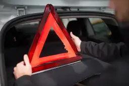 Gdzie nie można holować auta? Uniknij mandatu i awarii!