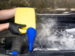 Dlaczego ucieka płyn z chłodnicy? Oto najczęstsze przyczyny i objawy