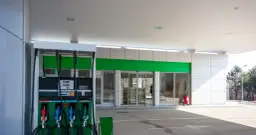 Stacja paliw z dystrybutorami i wejściem do sklepu. Czy to miejsce, gdzie kryją się prawdziwe powody wprowadzenia zakazu sprzedaży alkoholu na stacjach paliw?