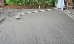 Jaka wylewka pod garaż blaszany zapewni trwałość i stabilność?