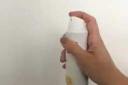 Jak prawidłowo używać dezodorantu w sprayu? Poradnik krok po kroku