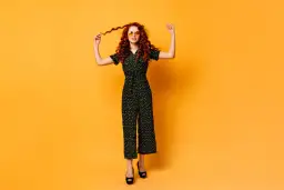 Jakie buty do letniego kombinezonu? Stylistka zdradza triki!