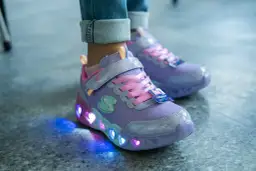 Chcesz kupić świecące buty? Sprawdź, gdzie i na co zwrócić uwagę!