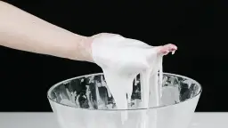 Eksperyment z mąką ziemniaczaną: Ciecz nienewtonowska zabawa i nauka