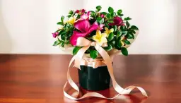 Jak zapakować kwiat doniczkowy na prezent? Praktyczny przewodnik DIY