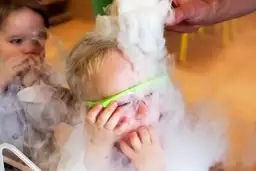 Eksperymenty z powietrzem w przedszkolu, które zaskoczą dzieci