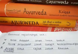 Książki o ajurwedzie, w tym "Ayurveda" i "Ajurweda", oraz notatki dotyczące cech dosz.