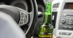 Piwo bezalkoholowe za kierownicą: Legalne czy nie? Wyjaśniamy