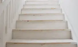 Schody dąb bielony: elegancja i funkcjonalność w Twoim domu