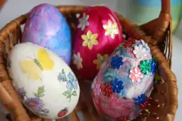 Jak udekorować jajka styropianowe? Proste triki i inspiracje