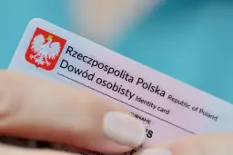 Zbliżenie na polski dowód osobisty, który może być potrzebny do wymiany dowodu osobistego po terminie.