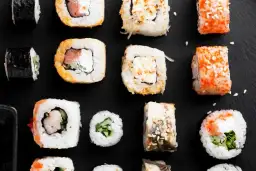 Czy solić ryż do sushi? Dowiedz się, dlaczego to nie jest konieczne