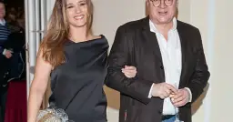 Mirosław Konarowski z partnerką, uśmiechnięci, idą razem. Widać fragmenty ich życia prywatnego.