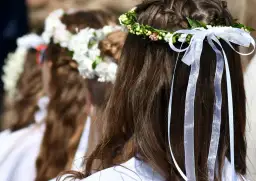 Ile na Komunię 2026? Praktyczne widełki i porady, by nie popełnić gafy