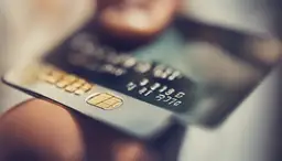 Karty kredytowe dla zadłużonych z komornikiem - najlepsze oferty