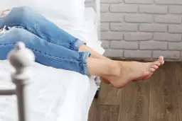 Profesjonalna podologia a domowa pielęgnacja – czym się różnią?