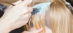 Czy rozjaśniacz się zmywa? Odkryj prawdę o trwałości koloru włosów