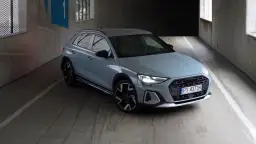 Jasnoszary Audi A1 Citycarver, uważany za najmniej awaryjne audi, stoi na betonowym parkingu.