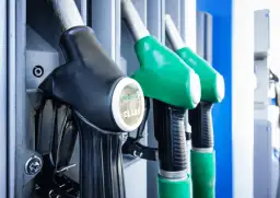 Czy można tankować auto na zapalonym silniku? Sprawdź ryzyko i bezpieczeństwo