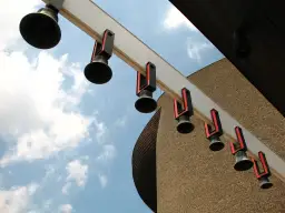 Dlaczego biją dzwony w kościele o 22? Tajemnice i tradycje wyjaśnione