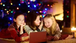 Świąteczne hity dla całej rodziny – piosenki i filmy, które zachwycają