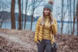 Jaka czapka do żółtej kurtki? Stylowe połączenia i niezbędne akcesoria