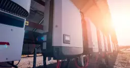 Co to jest falownik fotowoltaiczny i jak wpływa na Twoją instalację?