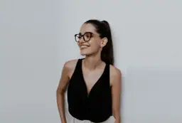 Jakie oprawki do okularów są teraz modne - trendy, które musisz znać