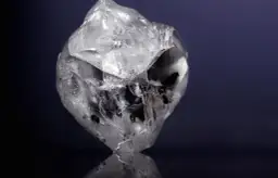 Surowy, nieoszlifowany diament, być może najdroższa piłka na świecie, lśni w blasku.