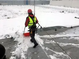 Ile można zarobić na odśnieżaniu dachów: realne stawki i miesięczne przychody
