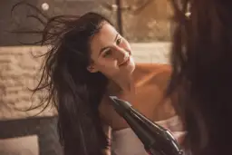 Gładkie włosy bez prostownicy: Skuteczne metody i triki