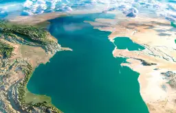 Widok z lotu ptaka na Morze Kaspijskie, otoczone suchymi lądami i górami.