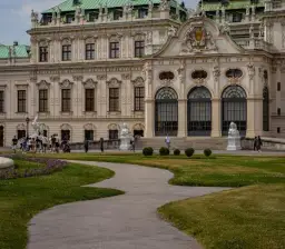 Zamek w Wiedniu: Odkryj fascynującą historię i atrakcje turystyczne