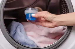 Gdzie wlać odplamiacz do pralki, aby uniknąć plam na ubraniach?