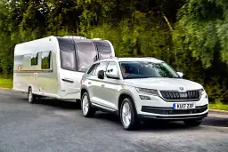 Jaką moc silnika do przyczepy kempingowej wybrać, aby nie żałować?