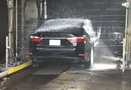 Myjnia bezdotykowa: Ile kosztuje i czy się opłaca? Analiza inwestycji