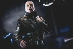 Till Lindemann w skórzanej kurtce, z mikrofonem w dłoni, jakby opowiadał historię swojej żonie.