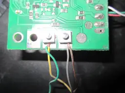 Podłączanie domofonu 2 żyłowego: zielony, żółty, biały i brązowy przewód do płytki drukowanej.