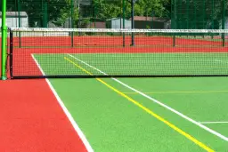 Jak zostać sędzią tenisa ziemnego: 5 kroków do profesjonalnej licencji