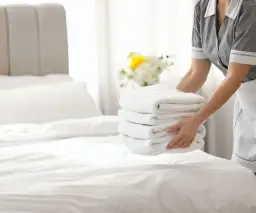 Sekret poduszek hotelowych: Jak przenieść luksus do sypialni?