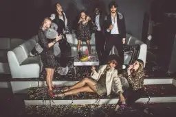 Idealny strój na domówkę? Połącz styl i wygodę bez wpadek!