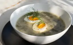 Jakie przyprawy do szczawiowej, aby nie zdominować smaku zupy?