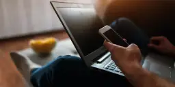 Czy HBO Max działa za granicą? Odkryj ograniczenia i rozwiązania