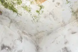 Ile schnie strop po zalaniu? Kluczowe czynniki i metody osuszania