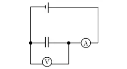 Schemat obwodu elektrycznego z kondensatorem, amperomierzem i woltomierzem. Woltomierz mierzy symbol napięcia na kondensatorze.
